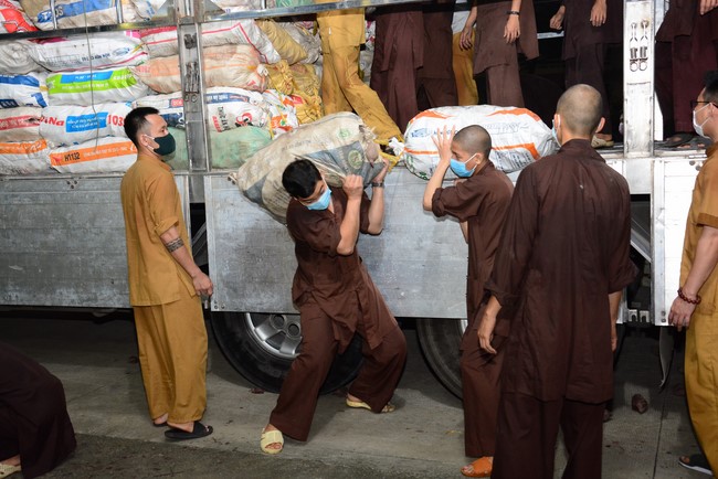 Continuing to support people in need in the Covid-19 pandemic of Hoang Phap Pagoda (series 2)